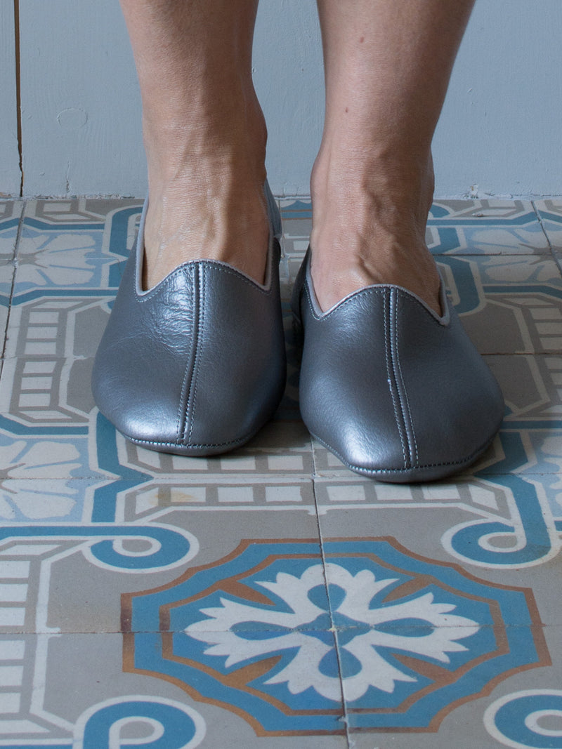 LEATHER SLIPPERS in SHINY GREY