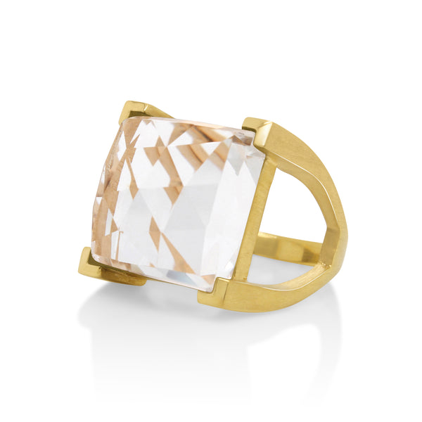 PLAZA RING GOLD WITH CRYSTAL QUARTZ